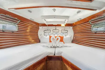 Image de Private Sailboat. Walk to the beach & downtown