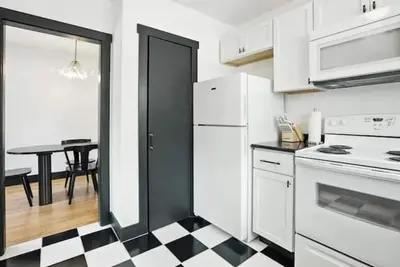 Image de Backyard Bungalow • 2br Near Btv + Fenced Yard