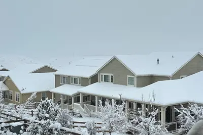 Image de 4br+ Office+Softball+snow+1hr to ski + Tesla charger. Parking garage