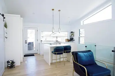 Image de Modern, fully renovated lake-town cottage in Canada's southernmost town