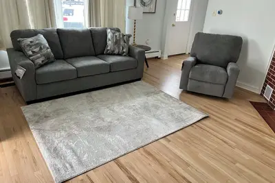 Image de Newly updated 5- bedroom home in just steps away from the beach.