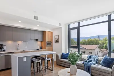 Image de Lakeside Retreat w/ Rooftop Pool, Hot Tub, Firepits & BBQs – 10 min to Downtown