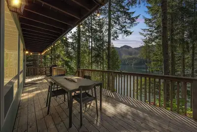 Image de Lakeside Retreat – Waterfront Cabin with Dock, Sauna on Lake Cushman