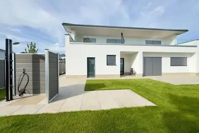 Image de Luxurious Villa Möwengeflüster - 220sqm apartment for max. 8 guests + sauna by the lake