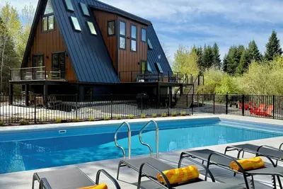 Image de Two Matching Luxury A-Frame Cabins with Two Private Pools. Sleeps 20, Wooded Lot