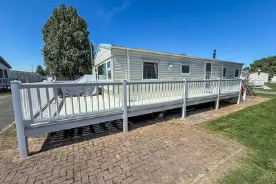 Image de Homely 8 berth caravan with decking to relax on at Naze Marine, ref 17009wc