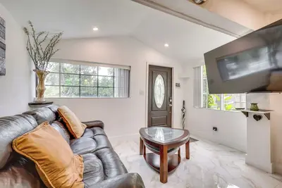 Image de 3 Mi to Beach: Hollywood Treehouse w/ Deck & Yard!