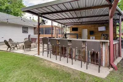 Image de Hot Tub + Outdoor Kitchen: Stylish Home in Bryan