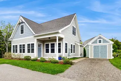 Inviting getaway w/ Ac, heated pool, hiking trails, gym & nearby beaches