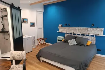 Image de Côté jardin, chambre d'hôtes et terrasse privative avec vue arborée