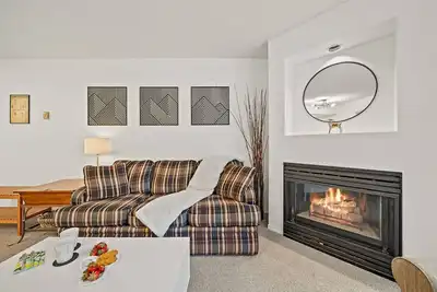 Image de Ski-in/Ski-out | Pool & Hot Tub | Sleeps 5!