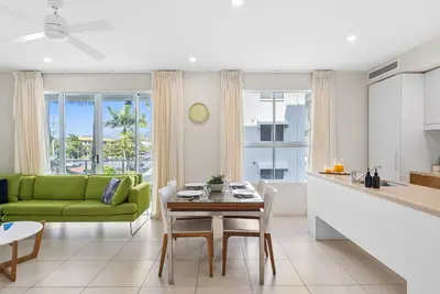 Image de Shoreside at 201 Lake Street – Dual-Key Comfort: Stylish Stay Near the Esplanade!