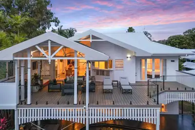 Image de Luxe Beachfront Escape – Steps from Holloways Beach