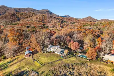 Image de Levity House: Soulful Retreat with Stunning Mountain Views and Saltwater Pool