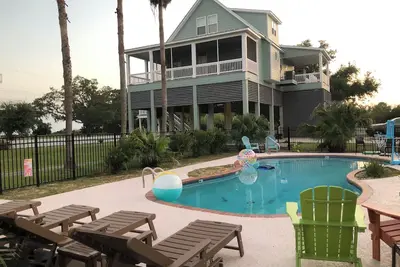 Image de Coastal Charm Getaway - Private Pool, 2 Min Walk To Beach