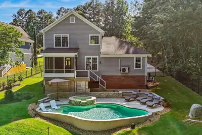 Image de Lakefront Home with Private Pool and Dock- Great for Families!