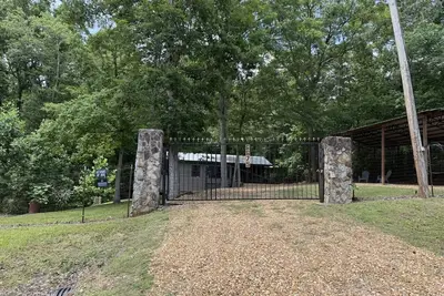 Image de Cozy Gated Cabin Overlooking the Bluffs – Steps from Little River Canyon