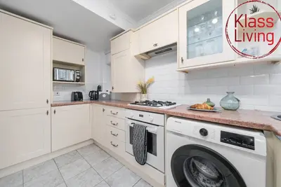 Image de Traditional ground floor apartment close to train station