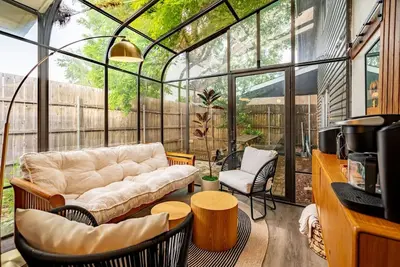 Image de Sunlit Designer Home with Tranquil Sunroom Space
