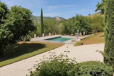Image de Maison authentique avec piscine parfaite pour s’évader du tumulte de la ville