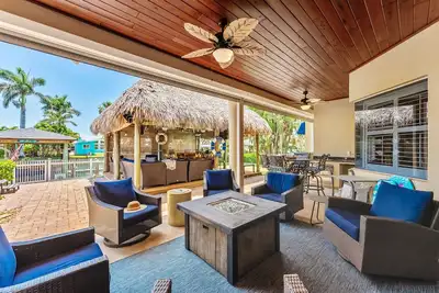 Image de Gorgeous Direct Riverfront House W/ Jacuzzi, Tiki Bar, Outdoor Patio, Putting Green & Bbq!