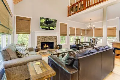 Image de Starlit S'mores, Fireside Sips, Restful Vistas, Foosball, Lakes, Trails & Golf - Woodland Wonder
