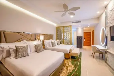 Image de A chic, glistening Junior Suite in Cabo San Lucas  ideal for luxury getaways.