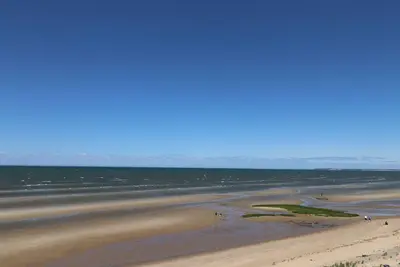 Image de Classic Capecod cottage over the dune walk to bay beach