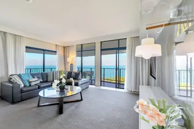 Image de 2-Bedroom Penthouse Retreat | Water Views, Pool & Balcony