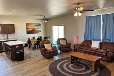 Image de 3 bedroom house in charming Kingman with Ac, WiFi. Enjoyable getaway awaits.