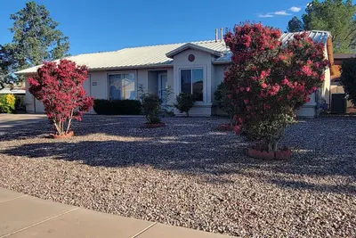 Image de 3bd/2ba Quiet neighborhood home centralized for all your travel desires.