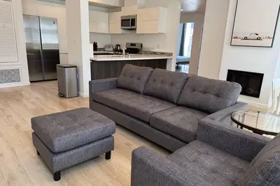 Image de Modern & Bright 2br Retreat/Prime Location\n\nShare\n\nSave
