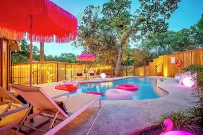 Image de Maximalist Ig-Worthy Bachelorette Vibes w/Virtue, Saltwater Pool & Poolhouse