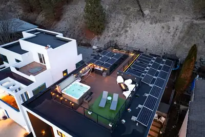 Image de Luxury Lakeside Home with Hot Tub & Buoy Sleeps 14