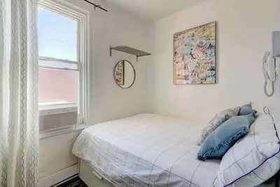 Image de Le Plateau Studio on Mont-Royal, Kitchenette, WiFi, Walk to Eat, Shop and Metro!