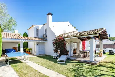 Image de À seulement 10 minutes de Sitges, maison avec jardin privé et piscine-