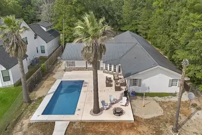 Image de Lakefront Retreat with Pool, Dock & Game Room