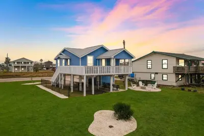 Image de Charming Beach House with Deck and Fire Pit