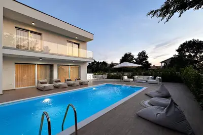 Image de Villa Nobel for 6 adults with private 40 m2 heated pool, outside bar & movie theatre