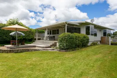 Image de Beautiful home - spacious, peaceful, modern, with outdoor deck, and fully fenced for pets