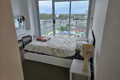 Image de Spacious 3 bed/2 full bath/2 car space and 5 minutes walk from train station