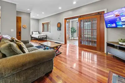 Image de Spacious Downtown Apartment with Free Parking!