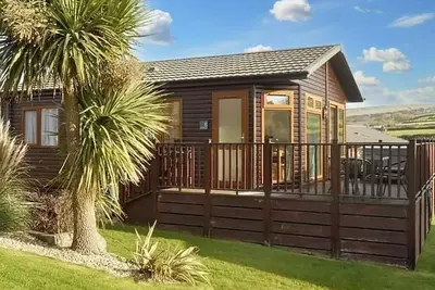Image de Cornish Coastal Lodge with hot tub. 2 bedrooms and steps to the coast.