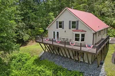 Image de Timber Ridge Retreat  by Chatuge Home Concierge<br>Serene Mountain Retreat with Stunning Year-Round Views | Gated Community