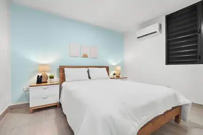 Image de Escape to this charming Ocean Park retreat, just a 2-minute stroll from the beach. Enjoy the convenience of private parking, modern Ac, and a serene, stylish space perfect for couples or solo adventurers. Your ideal coastal getaway awaits!