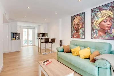 Image de Charmant Appartement à Estepona Centre avec Patio Privé