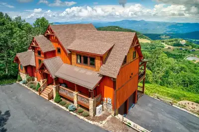 Image de Amongst the Clouds at Chappell Farms - layered views, hot tub, gated community