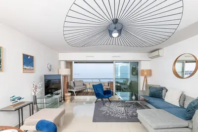 Image de Elegant 3 Pieces En Front De Mer A Juan Les Pin