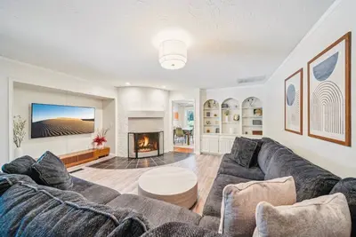 Image de Heart of Tulsa, game room, fireplace, Sleeps 8, grill, pool.