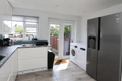 Image de Modern 2 bed house in Enfield with private driveway parking